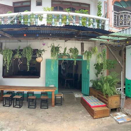 La Casa - Thakhek Vandrarhem Exteriör bild